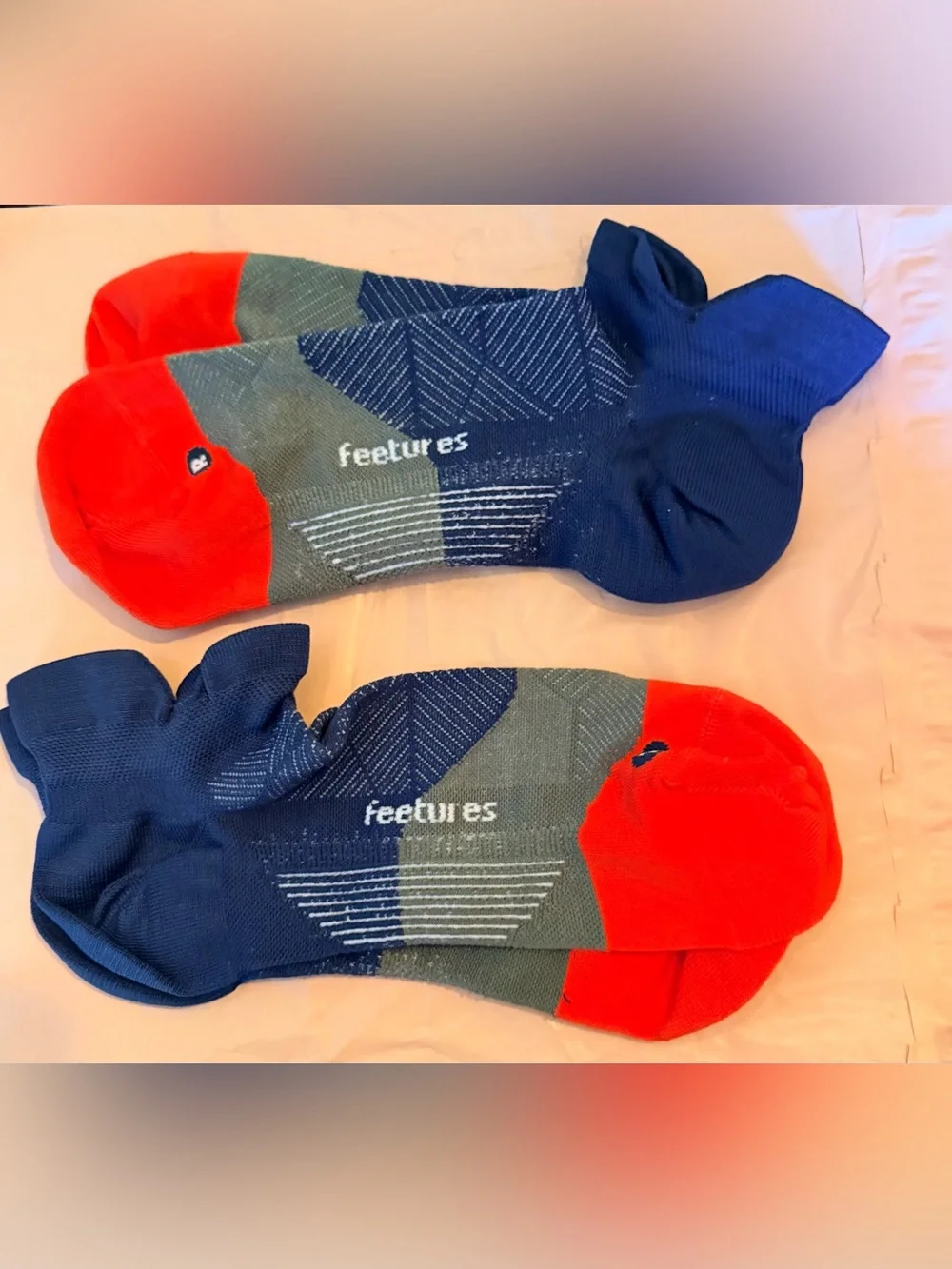 Features Ultra Lite No Show Tab Sz LG NWOT 2-pairs